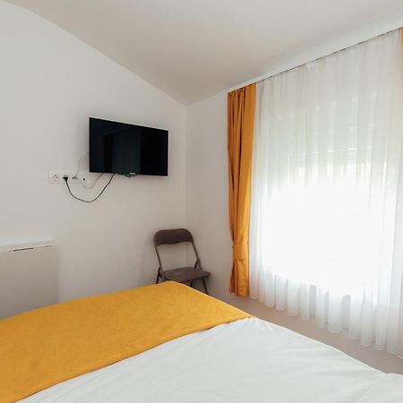 Restoran I Sobe Savic Bed & Breakfast Krnjak Exterior photo