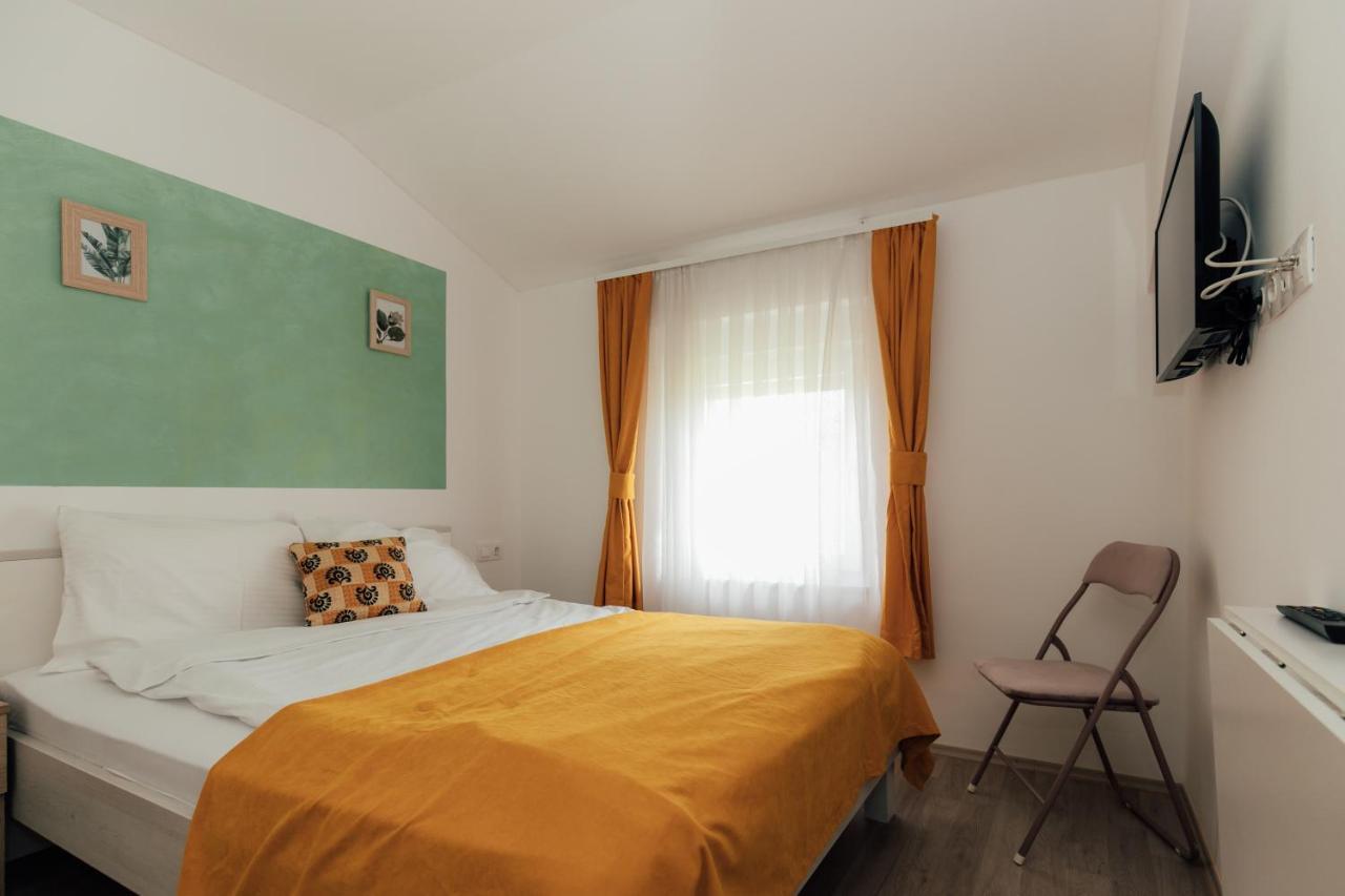 Restoran I Sobe Savic Bed & Breakfast Krnjak Exterior photo